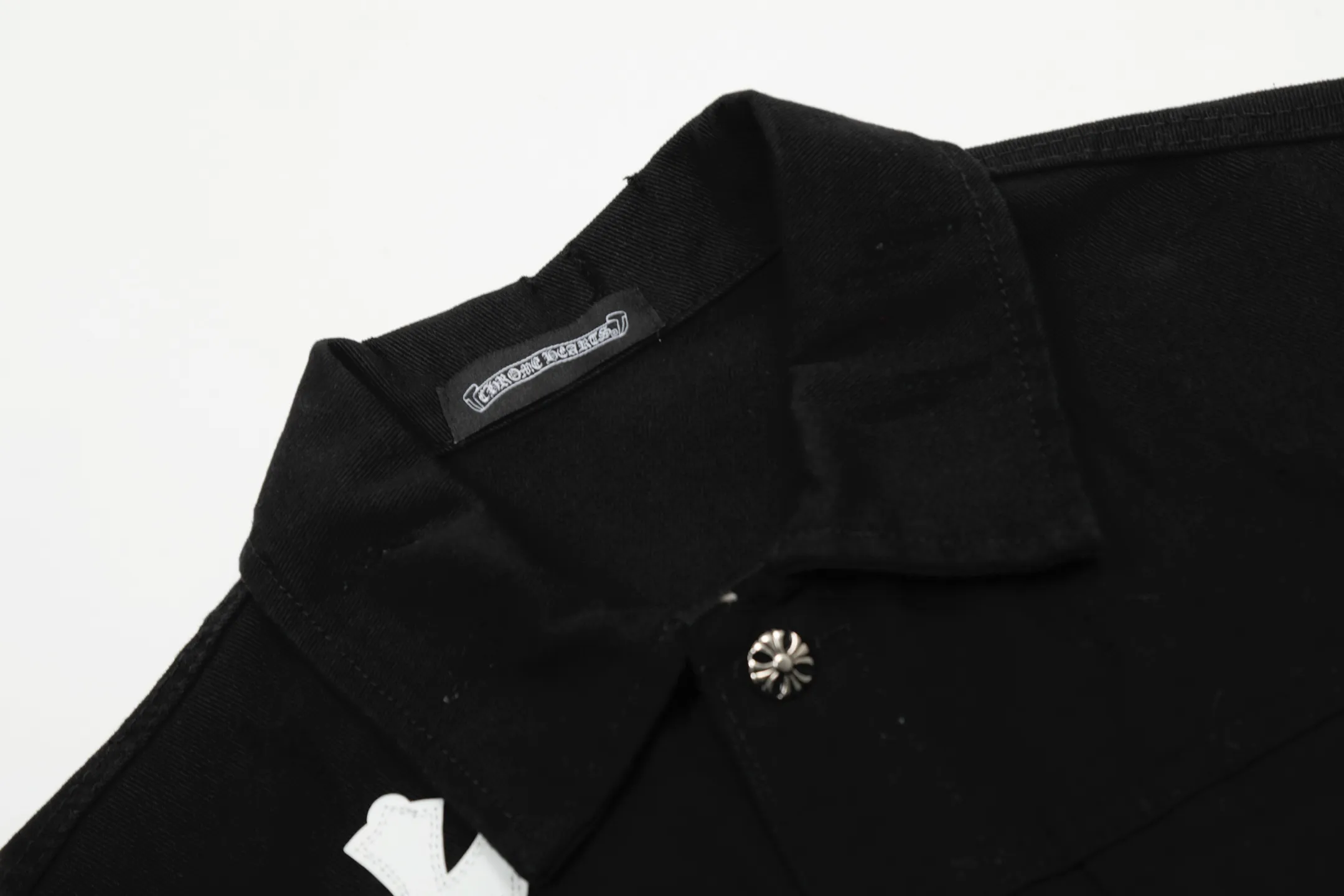 P260 💰 Chrome Hearts Chrome Hearts Cross-Patch Leather Embroidered Shirt Denim Jacket OS version can be worn by both men and women! The fabric is made of twill gauze cotton fabric! The texture is clear and smooth, not easy to wrinkle or fade! The embroidery process is complex and repetitive. There are more than 20 leather labels. It takes 6 repeated embroidery steps to complete the back body. The requirements for the embroidery machine are very strict, and the distance is 45 cm! It won’t work if the spacing is too big, and it won’t work if it’s too small! We make clothes with care, and every detail must be restored one to one! The hardware is all carved and cast, and they are all genuine from the original factory! This piece of clothing consumes a lot of material, with more than 3 meters of material used for one piece of clothing! After the garment is made, it needs to be fixed at high temperature, washed at a water temperature of more than 70 degrees, and softened by adding softener to make the upper body softer and smoother! There is a flap on the sleeve that can be stored into short sleeves! Make it fit that understanding Color: Black White Size: S-M-L-XL